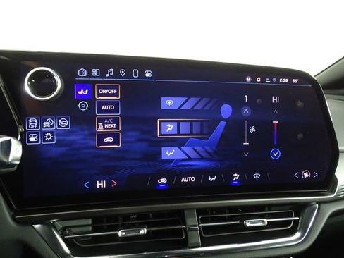 Used 2025 Chevrolet Equinox EV LT image 38