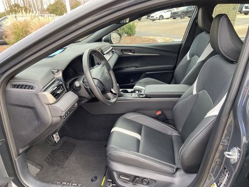 Used 2025 Toyota Camry SE image 33