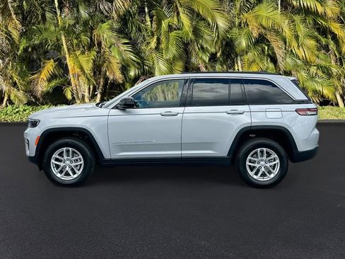 New 2025 Jeep Grand Cherokee Laredo image 2