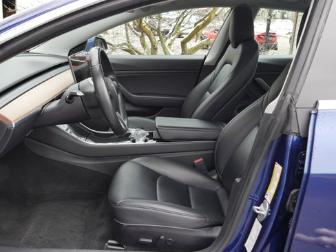 Used 2019 Tesla Model 3 Standard Range image 3