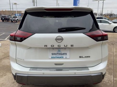 Used 2024 Nissan Rogue SL image 4