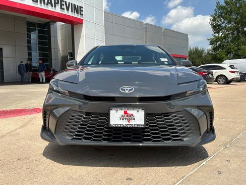 Used 2025 Toyota Camry SE FWD image 3