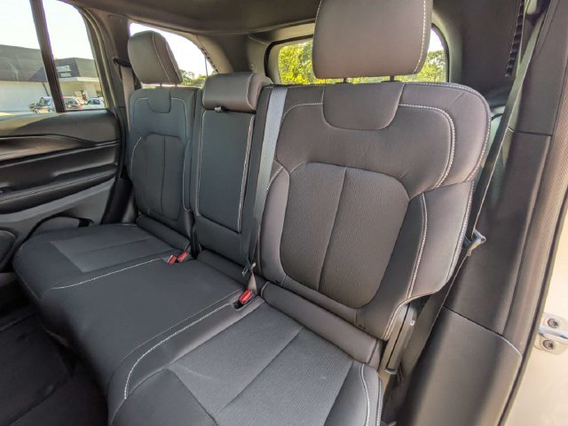 Used 2025 Jeep Grand Cherokee Laredo RWD image 14