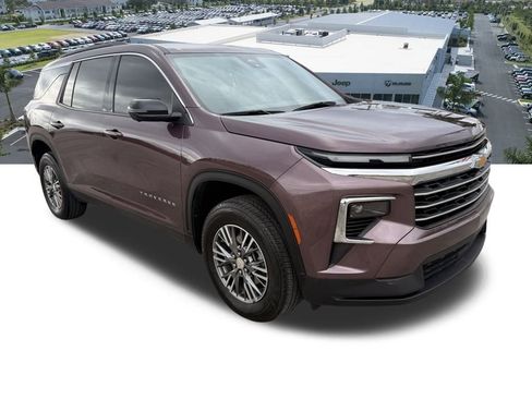 Used 2024 Chevrolet Traverse LT image 2