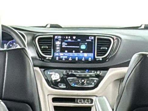 Used 2024 Chrysler Pacifica Touring-L image 19