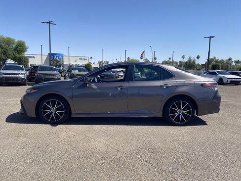 Used 2023 Toyota Camry SE FWD image 3