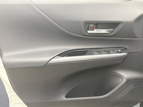 Used 2021 Toyota Venza LE w/ Carpet Mat Package (TMS) image 9