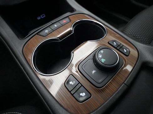 Used 2023 GMC Acadia SLE w/ Driver Convenience Package image 17