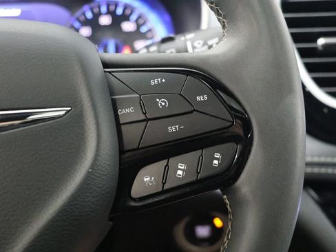Used 2025 Chrysler Pacifica Limited FWD image 24