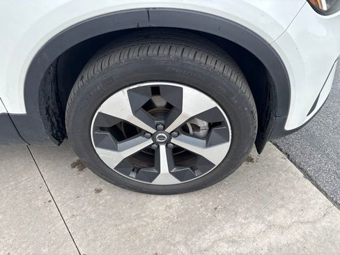 Certified 2025 Volvo XC40 B5 Core AWD/4WD image 12