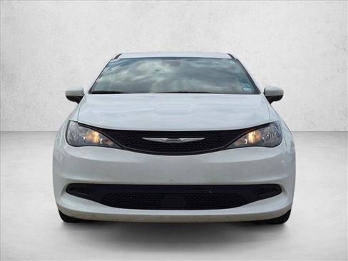 Used 2023 Chrysler Voyager LX FWD image 2