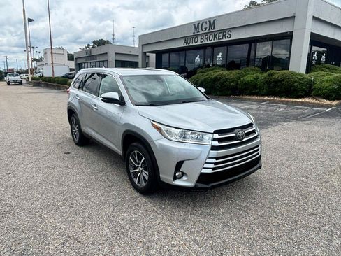 Used 2019 Toyota Highlander XLE FWD image 2