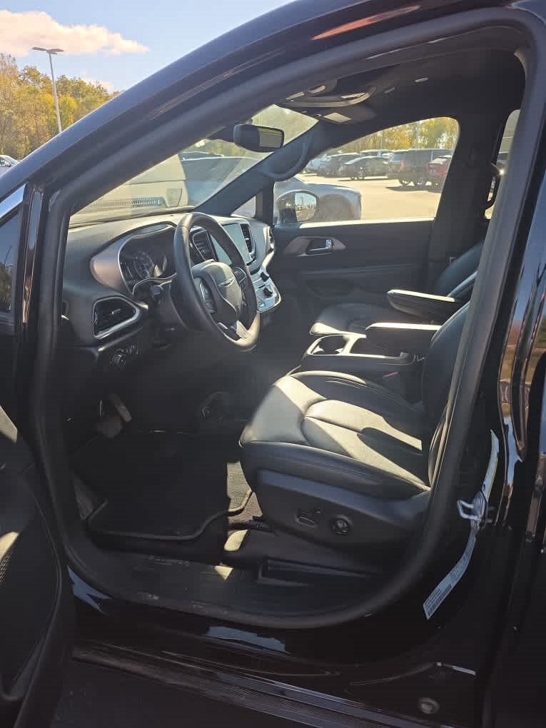 Used 2025 Chrysler Pacifica Select FWD image 5