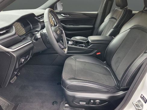 Used 2023 Jeep Grand Cherokee Altitude AWD/4WD image 10