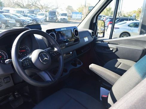 Used 2025 Mercedes-Benz Sprinter 2500 image 4