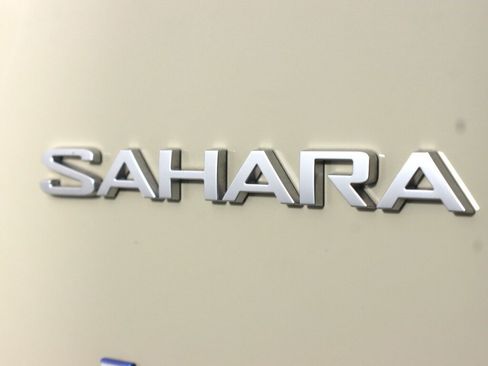 Used 2022 Jeep Wrangler Unlimited Sahara AWD/4WD image 38