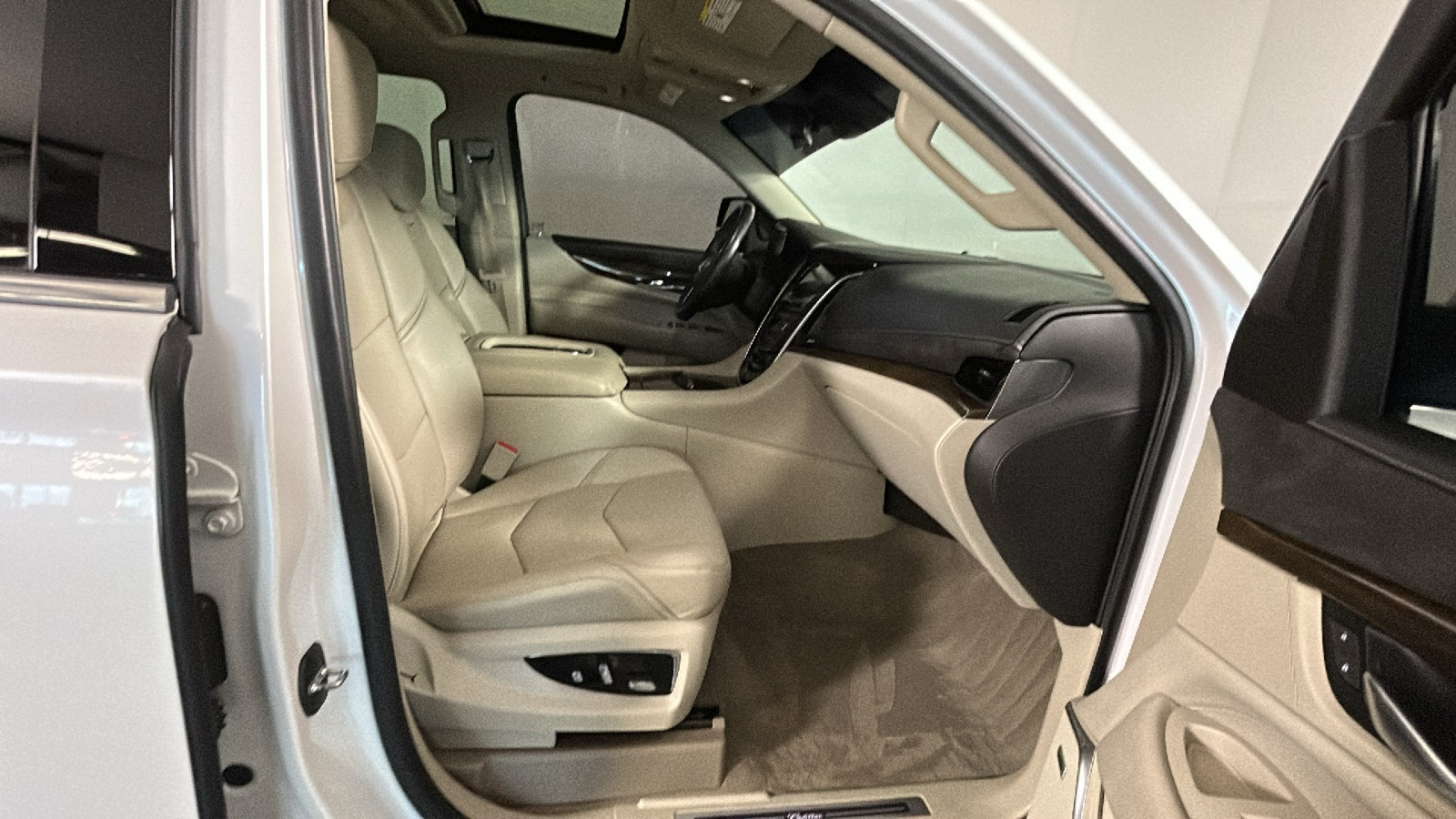 Used 2018 Cadillac Escalade Luxury AWD/4WD image 37