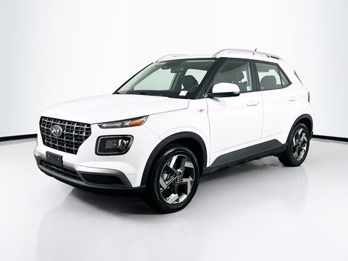 Used 2025 Hyundai Venue SEL image 3
