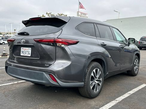 Used 2024 Toyota Highlander XLE FWD image 3