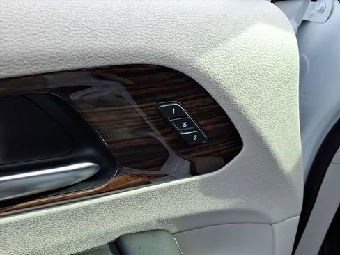 Used 2023 Chrysler Pacifica Limited FWD image 8