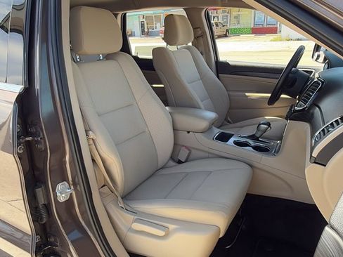 Used 2019 Jeep Grand Cherokee Laredo w/ 18" Wheel & 8.4" Radio Group AWD/4WD image 40