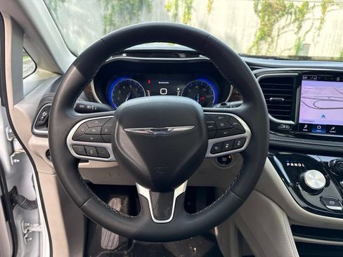 Used 2023 Chrysler Pacifica Limited FWD image 15
