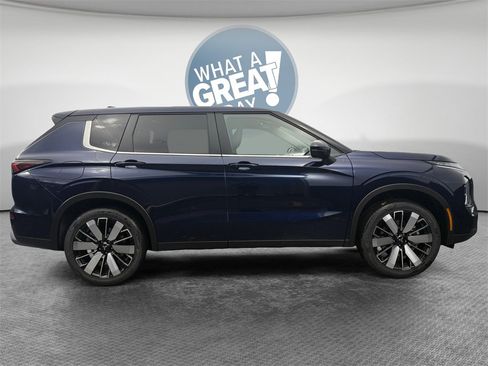 New 2025 Mitsubishi Outlander SE image 2