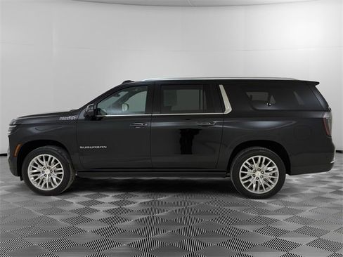 Used 2025 Chevrolet Suburban High Country image 6