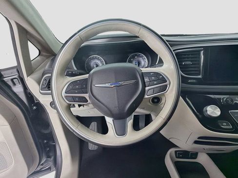 Used 2019 Chrysler Pacifica Limited FWD image 11