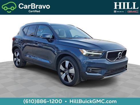 Used 2021 Volvo XC40 T5 Momentum w/ Premium Package image 1
