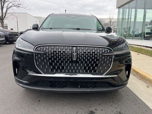 Used 2025 Lincoln Aviator AWD image 2