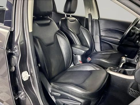 Used 2019 Jeep Compass Latitude FWD image 23
