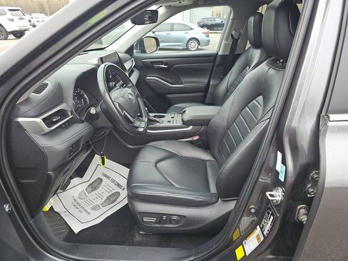 Certified 2023 Toyota Highlander XLE AWD/4WD image 3