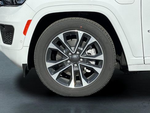 New 2022 Jeep Grand Cherokee Overland w/ Advanced Protech Group III image 26