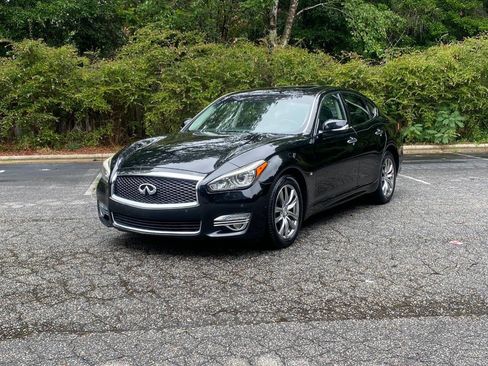 Used 2017 INFINITI Q70 3.7 RWD image 2