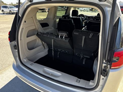 Used 2023 Chrysler Pacifica Limited image 32