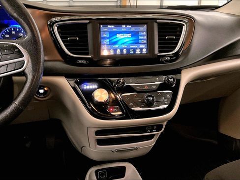Used 2020 Chrysler Voyager L image 6