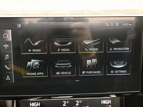 Used 2019 Audi e-tron Prestige w/ Prestige Package image 24