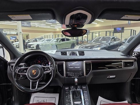 Used 2018 Porsche Macan AWD/4WD image 28