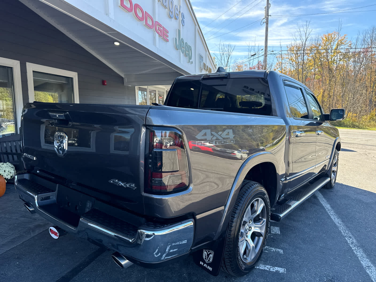 Used 2020 RAM 1500 Laramie AWD/4WD image 3