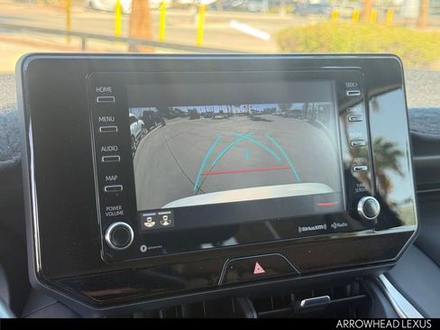 Used 2022 Toyota Venza LE image 16