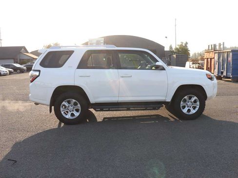 Used 2017 Toyota 4Runner SR5 AWD/4WD image 4