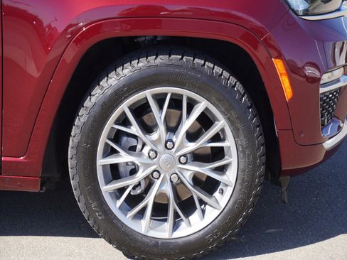 Used 2022 Jeep Grand Cherokee Summit w/ Advanced Protech Group IV AWD/4WD image 5