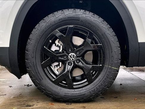 New 2026 Volkswagen Atlas Peak Edition image 8