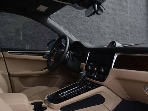 Certified 2025 Porsche Macan image 26