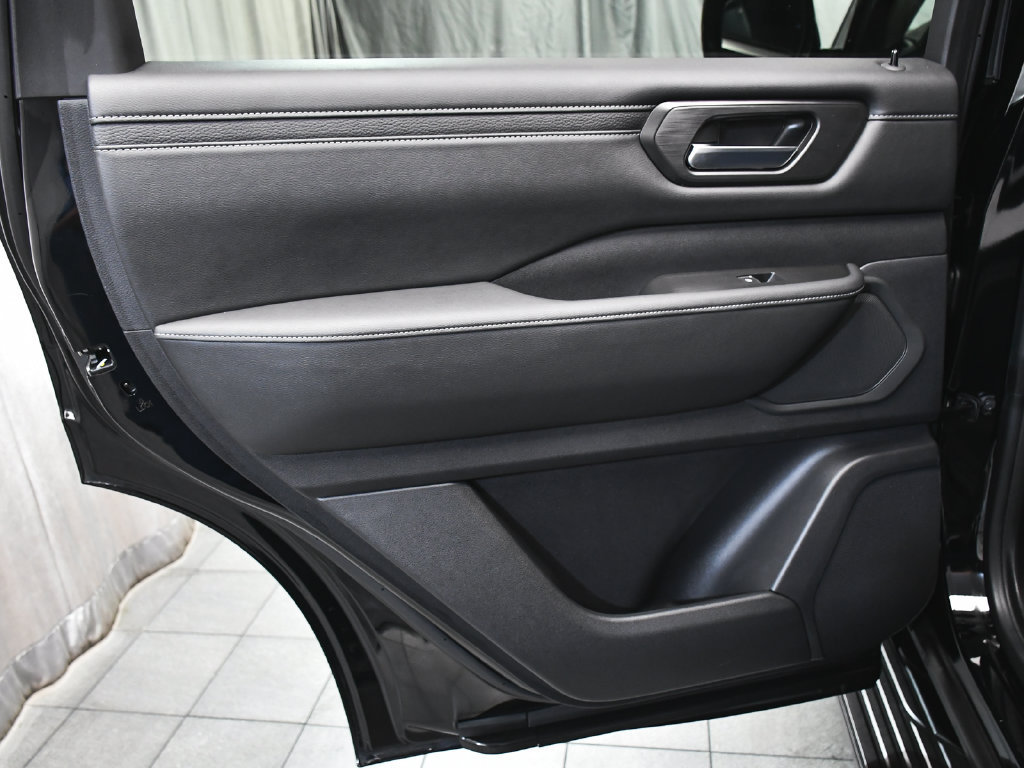 Used 2025 Nissan Armada SV AWD/4WD image 11