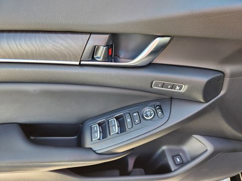 Used 2018 Honda Accord Touring image 18