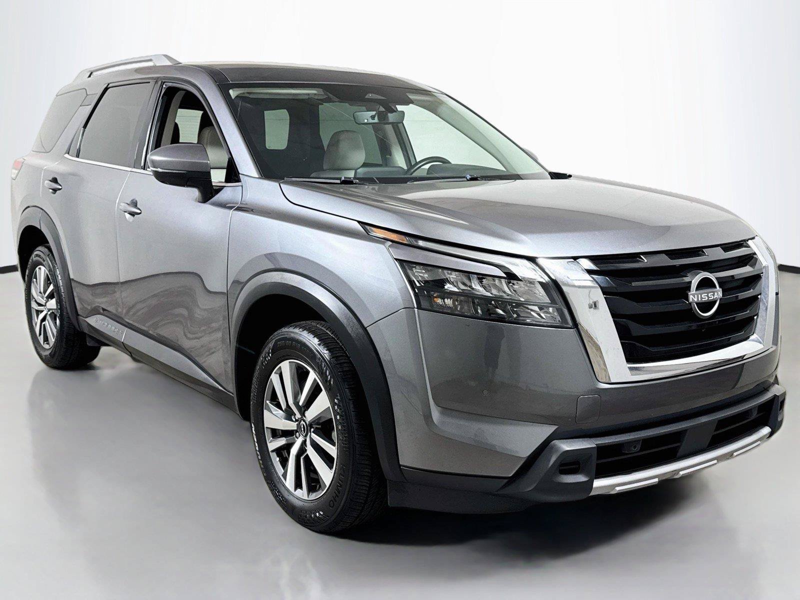 Used 2025 Nissan Pathfinder SL FWD image 3