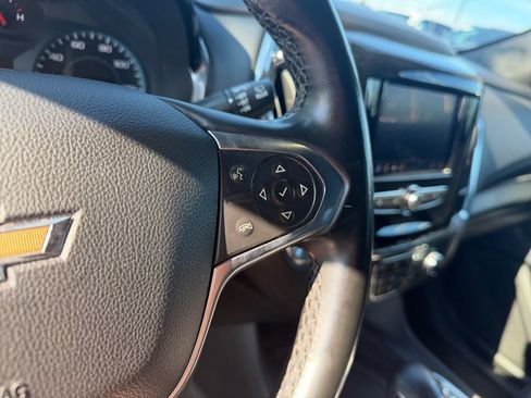 Used 2023 Chevrolet Traverse LT FWD image 18