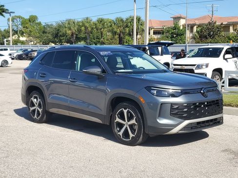 Certified 2026 Volkswagen Tiguan SE AWD/4WD image 2